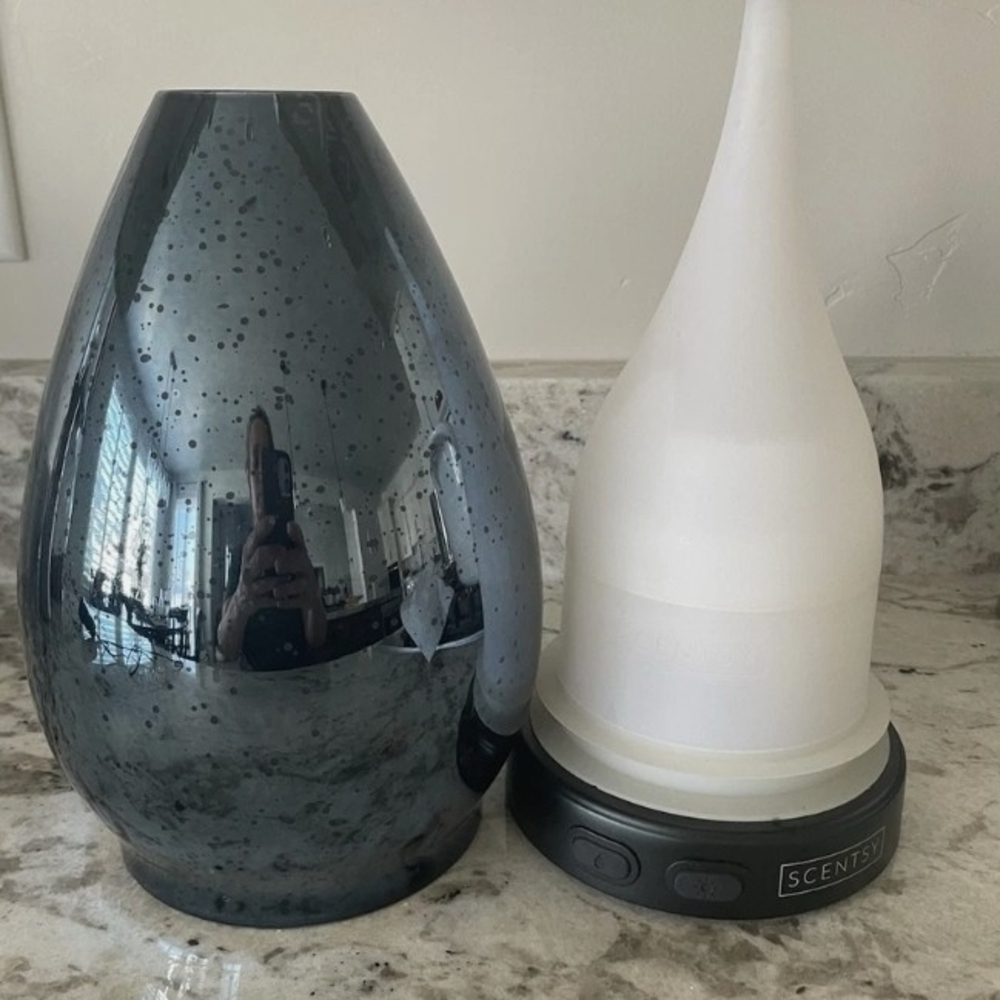 Scentsy Black and White Home Accent Diffuser